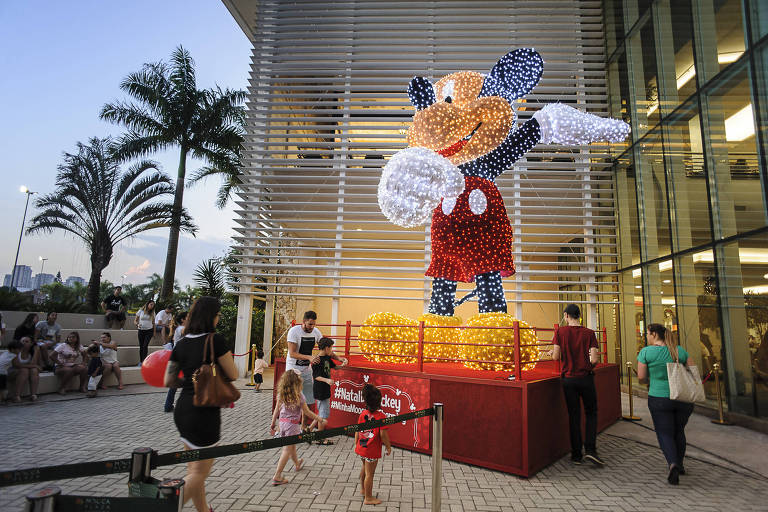 Iluminado com microlmpadas, boneco do Mickey com mais de sete metros de altura recebe os frequentadores do Mooca Plaza 