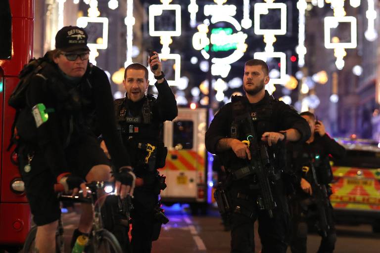 Policiais armados fazem patrulha na regio da Oxford Circus, em Londres, aps denncia de ataque