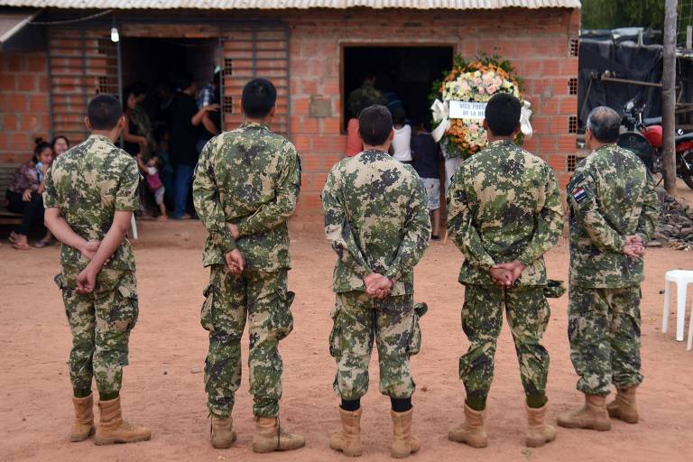 Militares paraguaios participam do velrio de colega morto em emboscada do EPP em 2016