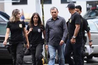 Ex-chefe da Casa Civil do Rio Régis Fichtner é preso no Rio.