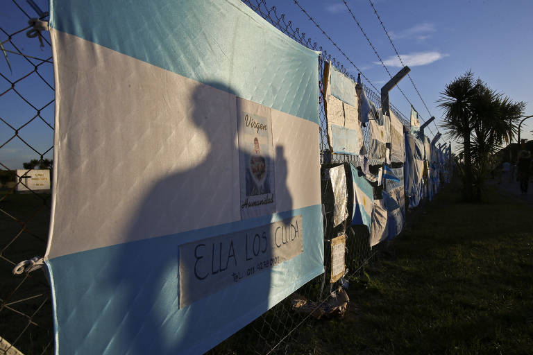 Bandeiras e cartazes pela volta dos tripulantes na cerca da base naval de Mar del Plata