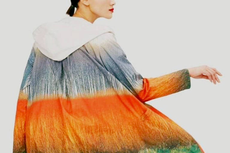 A estilista espanhola Sybilla colaborou com a Ecoalf criando uma coleção de roupas feitas com material reciclável, como este casaco