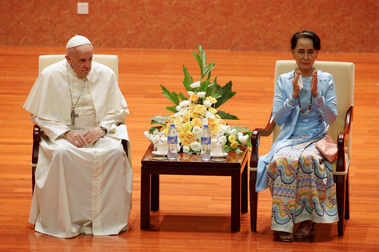 Aung San Suu Kyi, líder de facto de Mianmar, ao lado do papa Francisco em encontro com membros da sociedade civil e diplomatas em Naypyitaw, Mianmar; religioso visitou o país em meio à crise dos rohingya