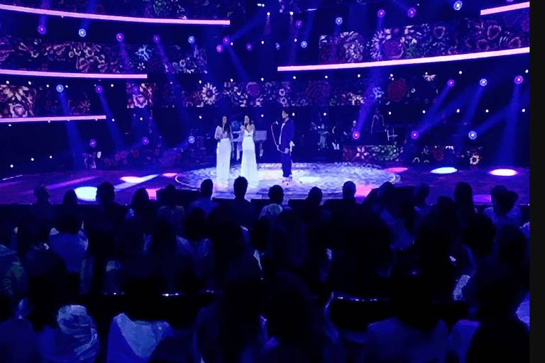 Roberto Carlos e sertanejas Simone e Simaria choram ao cantar juntos em show de fim de ano