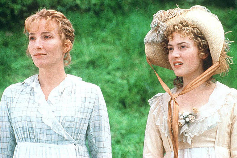 Duas mulheres, lado a lado. A da esquerda, mais velha, tem um vestido simples típico do final do século 18 na Inglaterra. A da direita, mais nova, veste um vestido com mais babados e um chapéu com laços e flores