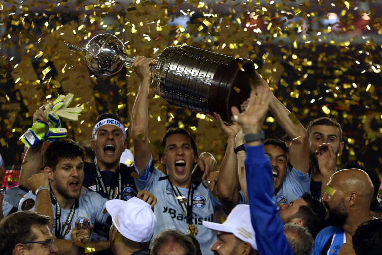 Jogadores do Grêmio levantam a taça de campeão da Copa Libertadores da América de 2017