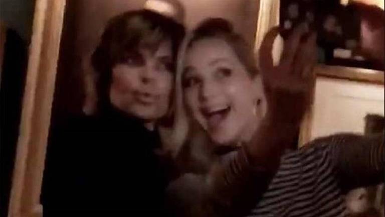 Jennifer Lawrence tira selfies com a atriz Lisa Rinna