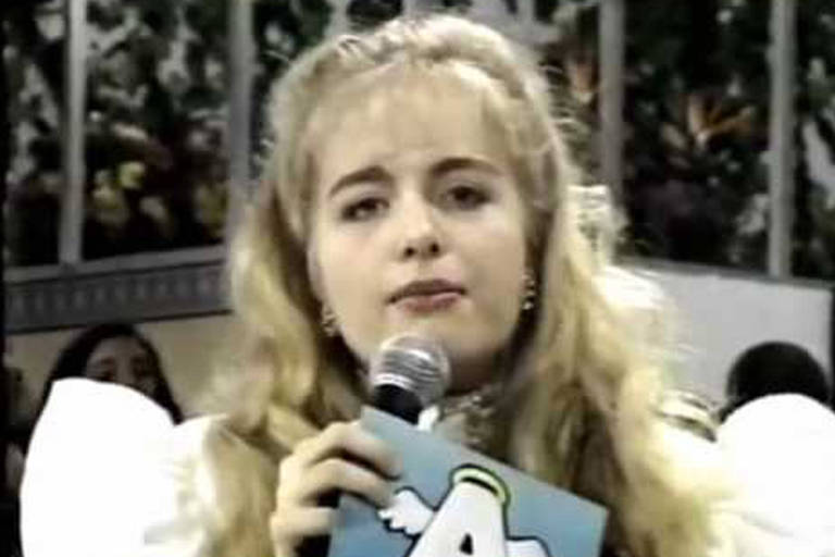 Em 1996, Angélica migrou de vez para TV Globo, com a promessa de que lá ela poderia divulgar sua carreira como cantora. Sua primeira participação na emissora foi no programa "Sai de Baixo"