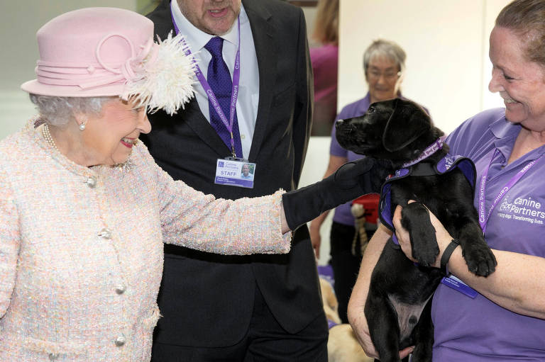 Rainha visita instituição no Reino Unido