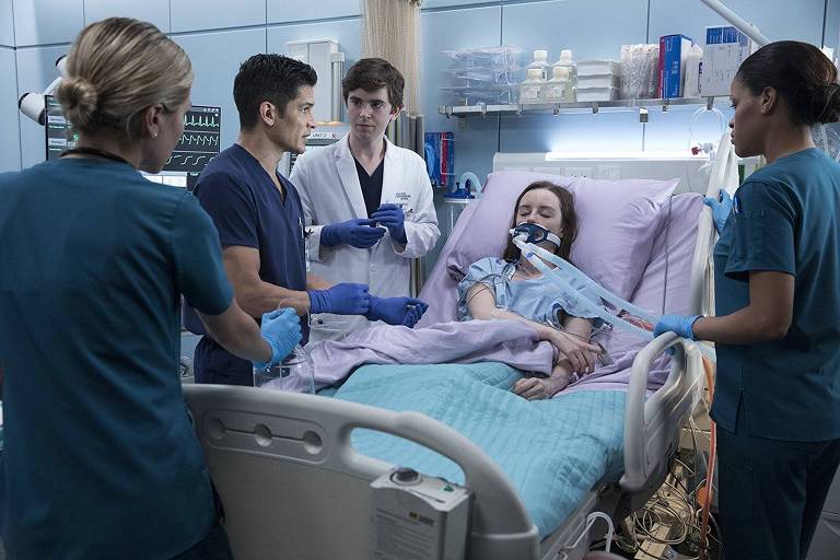 Nicholas Gonzalez, Freddie Highmore e Alvina August em cena da série 'The Good Doctor'