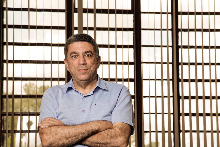 Passamos a vida toda envelhecendo e é difícil
e arbitrário determinar um ponto a partir do
qual se está, de fato, velho. A idade biológica
de uma pessoa varia bastante e hoje há maiores de 60 vivendo a plenitude de sua vida adulta. Se pensarmos nas limitações físicas relacionadas ao envelhecimento, talvez fiquemos velhos quando começamos a nos tornar frágeis. Como disse Ziraldo, na Folha: De repente, você levanta, sai andando, tropeça e descobre que está arrastando o pé. Puta que o pariu, fiquei velho. Tem uma semana. Em mim demorou 85 anos para chegar, fiquei irremediavelmente velho. Creio que aí está a tradução do que eu tentei escrever...
EDUARDO FERRIOLLI, 52, geriatra e professor da USP em Ribeirão Preto