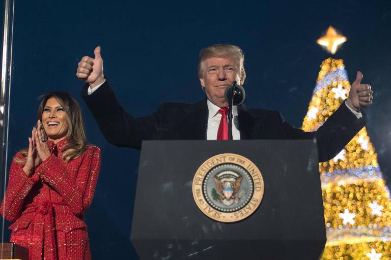 O presidente Donald Trump, acende a rvore de Natal da Casa Branca, ao lado da mulher, Melania) ORG XMIT: XAC102