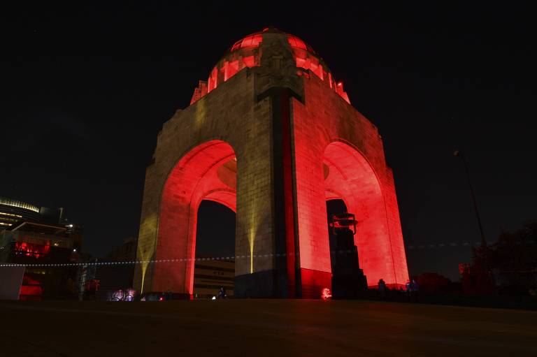 Monumento da Revolução Mexicana está iluminado em vermelho em comemoração do Dia Mundial de Combate à Aids na Cidade do México