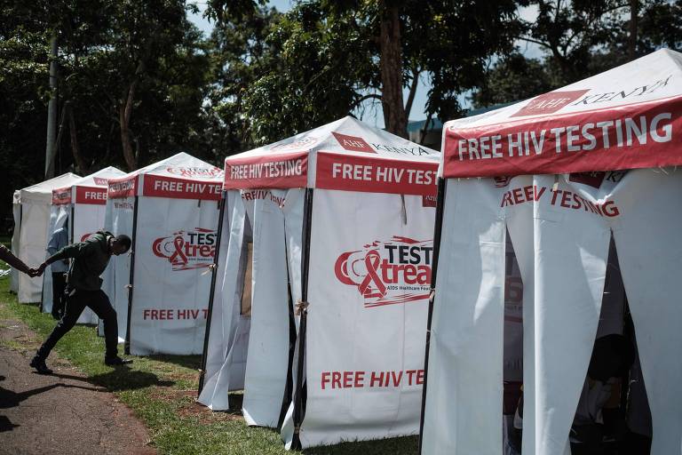 Instalados estandes de teste de HIV gratuitos durante o evento do Dia Mundial da AIDS na Universidade de Nairobi em Nairobi, Quênia