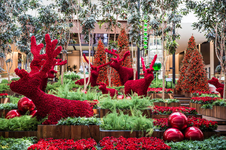 Árvores de Natal assinadas por marcas de luxo pelo mundo