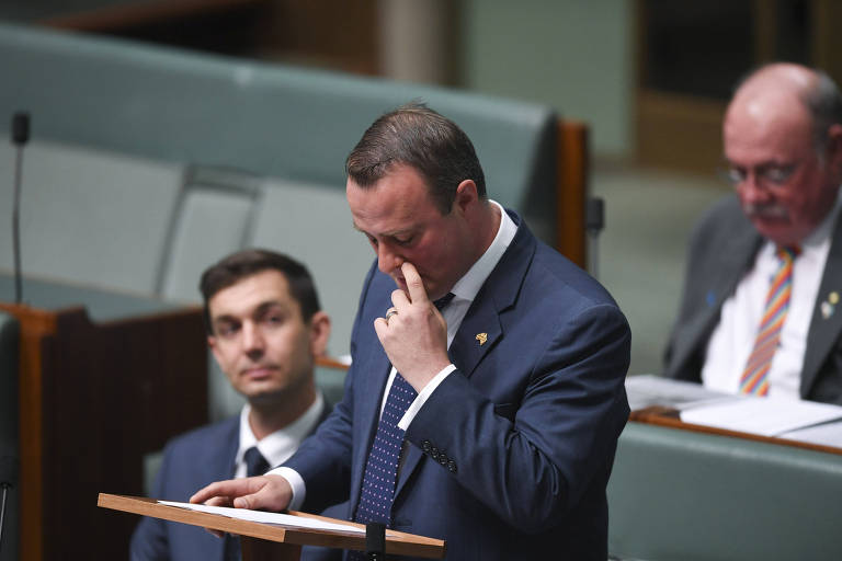 O deputado Tim Wilson logo aps fazer o pedido no Parlamento australiano