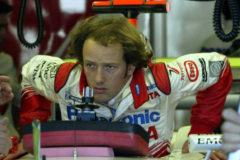O piloto brasileiro Cristiano da Matta deixa sua Toyota após treinos de classificação para o Grande Prêmio dos Estados Unidos de 2004