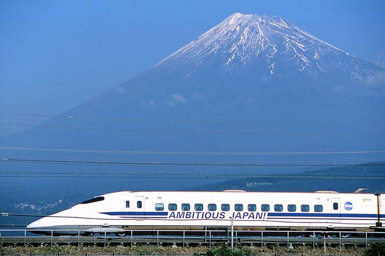 Shinkansen, o trem bala japonês, passa pelo Monte Fuji, na cidade de Fuji, Japão