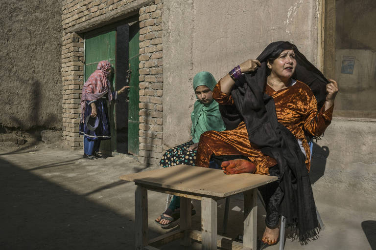 Meena, 11, senta ao lado da mãe, Shirin Gul, condenada à prisão perpétua por matar 27 homens