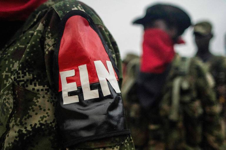 Guerrilheiros do ELN formam em um de seus domnios no rio San Juan, no oeste da Colmbia