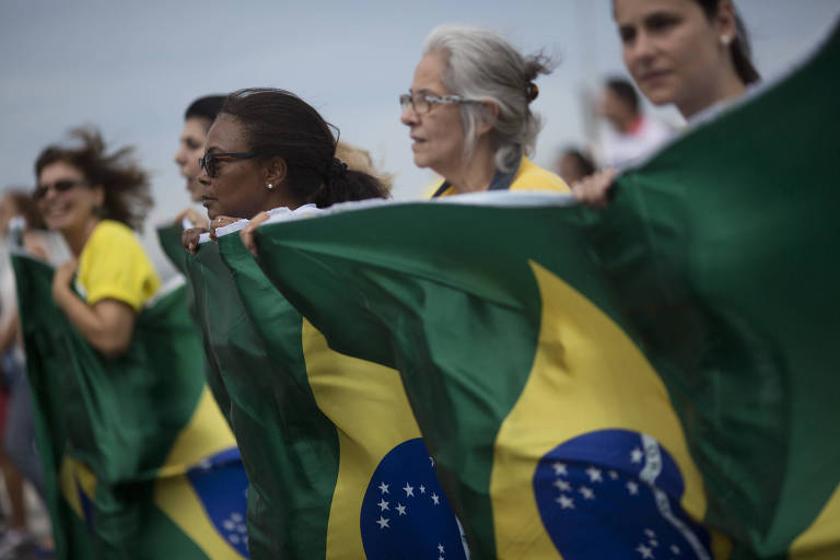 Manifestantes protestam contra a corrupÃ§Ã£o e a favor da OperaÃ§Ã£o Lava Jato na praia de Copacabana