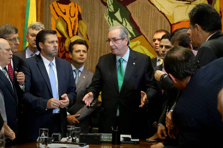 Quando as investigações da Lava Jato já encurralavam Cunha, ele rompeu com o governo Dilma e começou a cortejar movimentos pró-impeachment; em setembro de 2015, ele recebeu pedido de impeachment das mãos de Maria Lúcia Bicudo e de Miguel Reale Jr.