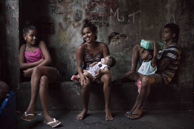 Moradores em prédio que antes abrigava sede do IBGE na favela da Mangueira, no Rio
