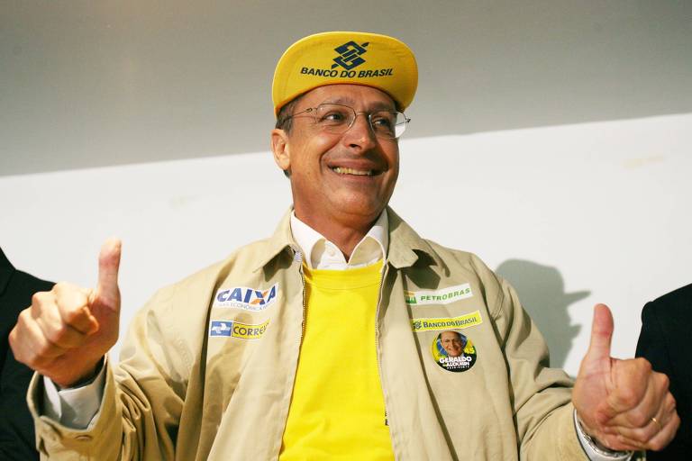 O então candidato a presidente do PSDB, Geraldo Alckmin, posa com jaqueta com logotipos de estatais para rebater acusações sobre planos de privatização