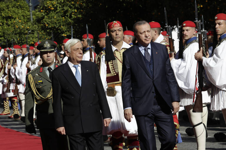 O grego, Prokopis Pavlopoulos (esq.) e seu colega turco Recep Tayyip Erdogan durante a visita 
