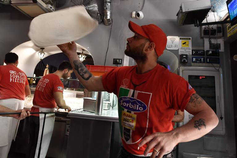 Pizzaiolo napolitano prepara uma pizza em Npoles, na Itlia