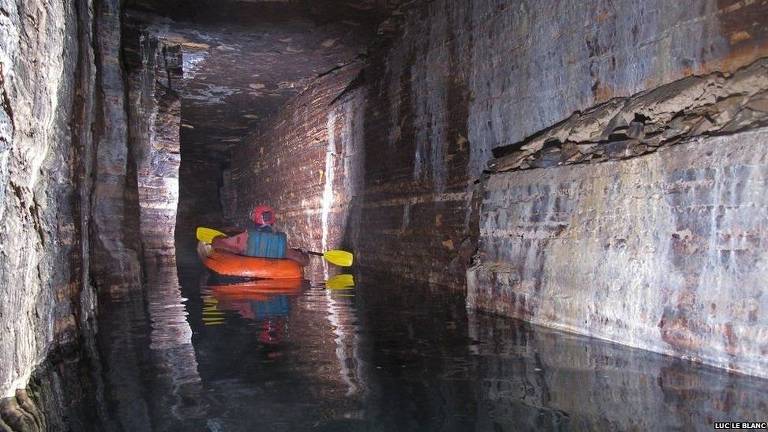 Pesquisadores exploram a caverna usando um bote inflvel