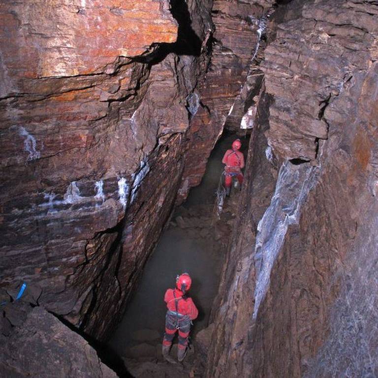 Adentrando passagens estreitas, exploradores foram conhecendo a nova caverna