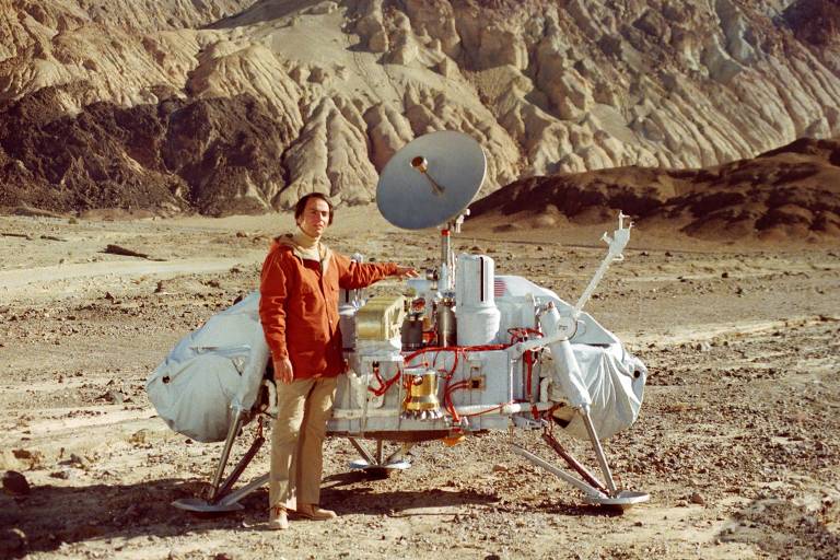O astrônomo Carl Sagan, com modelo da sonda Viking, da Nasa, nos Estados Unidos