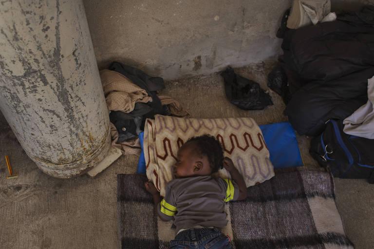 O pequeno haitiano Mayco, 1, dorme em um abrigo para migrantes no centro de Tijuana. O menino que nasceu no Brasil, agora acompanha sua me na tentativa de migrar para os EUA