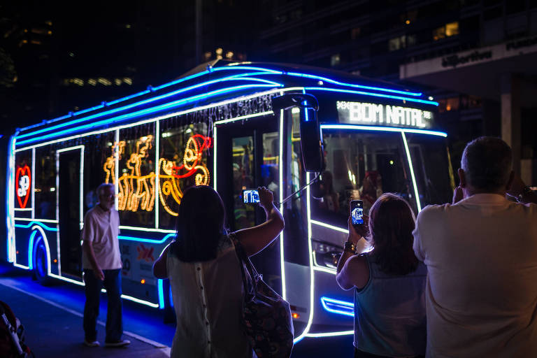 Ônibus ilumina Natal em São Paulo