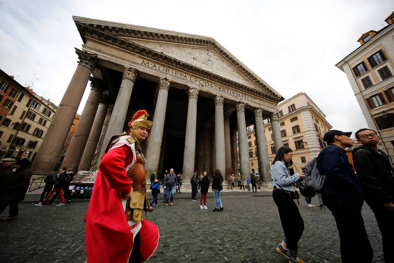 Pessoas caminham em frente ao Panteão de Roma, que passará a cobrar entrada de turistas em 2018