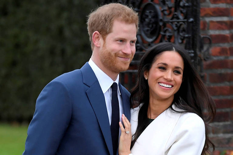 Meghan Markle e príncipe Harry posam juntos após anunciar noivado