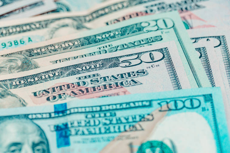Dólar fecha em R$ 6,06 e interrompe sequência de recordes históricos