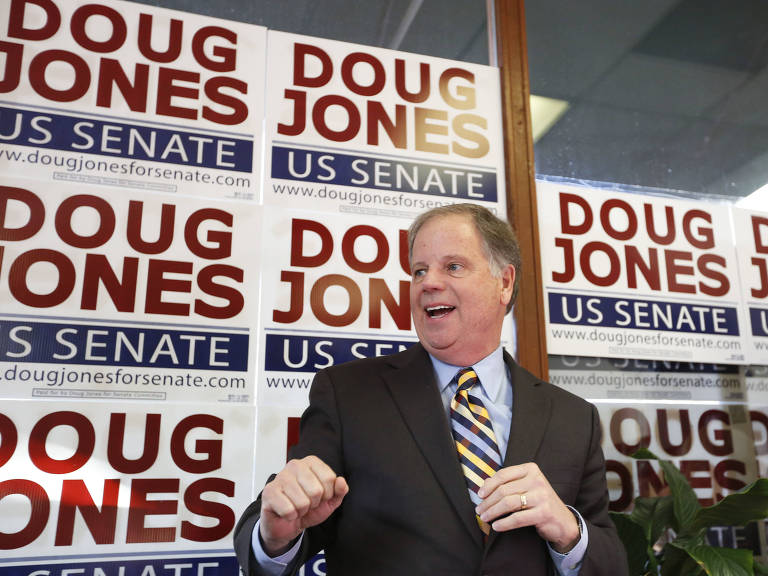 Doug Jones, em campanha; democrata encerra hegemonia republicana de 20 anos no Alabama