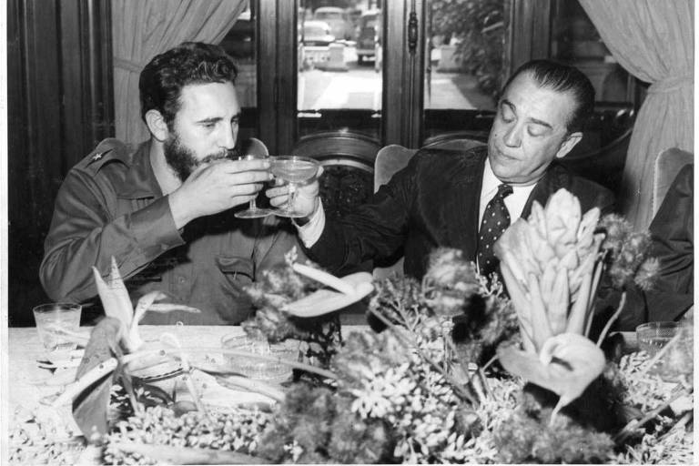 O líder cubano Fidel Castro brinda com o então presidente Juscelino Kubitschek durante visita ao Brasil em 1959