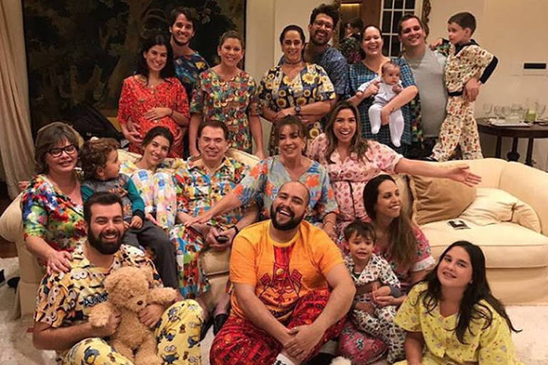 Silvio Santos comemora aniversário com a família --todos de pijama
