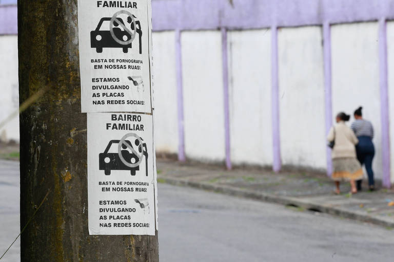 Moradores do Jardim Parque Nossa Senhora do Carmo, no Parque do Carmo (zona leste), espalharam faixas pelo bairro ameaçando divulgar nas redes sociais as placas dos veículos de clientes de travestis e prostitutas que atuam na região