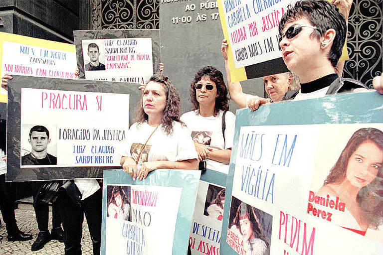 Mães seguram cartazes durante manifestação de protesto na porta do tribunal do júri, exigindo a condenação de Paula Thomaz, em 1997