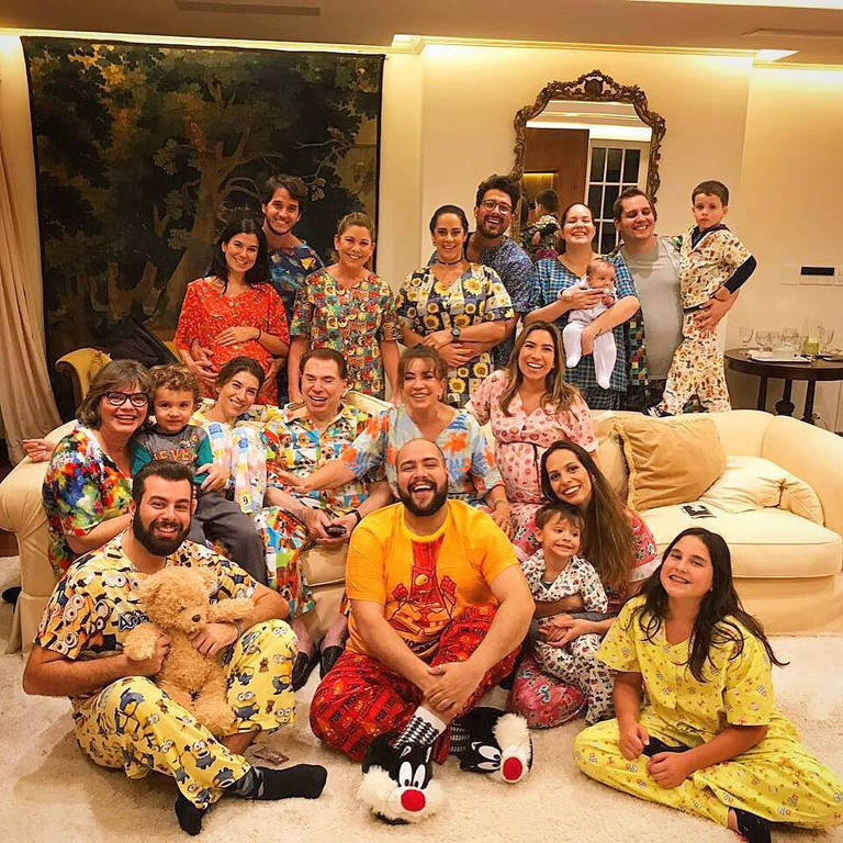 Silvio Santos comemora aniversário com a família --todos de pijama