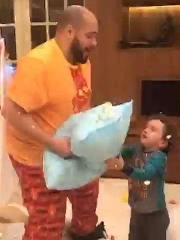 Silvio Santos comemora aniversário com a família --todos de pijama