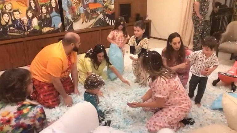 Silvio Santos comemora aniversário com a família --todos de pijama