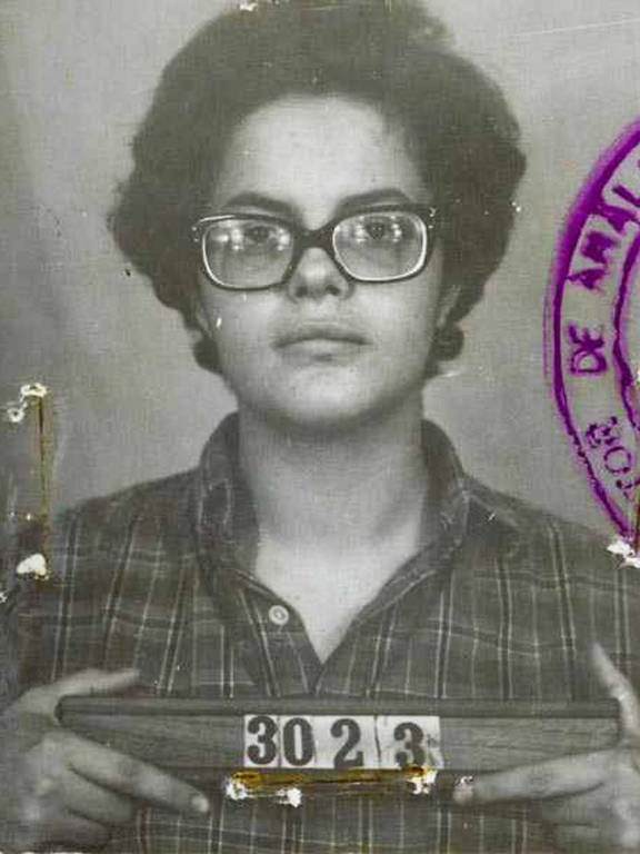 Fotografia de ficha criminal tirada em janeiro de 1970, quando Dilma foi presa em São Paulo pela Operação Bandeirantes (Oban) e torturada por 22 dias seguidos, com palmatórias, socos e choques elétricos