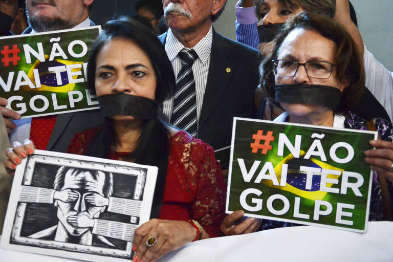 Deputados pró Dilma se manifestam durante a comissão especial para a abertura ou não do processo de impeachment na Câmara