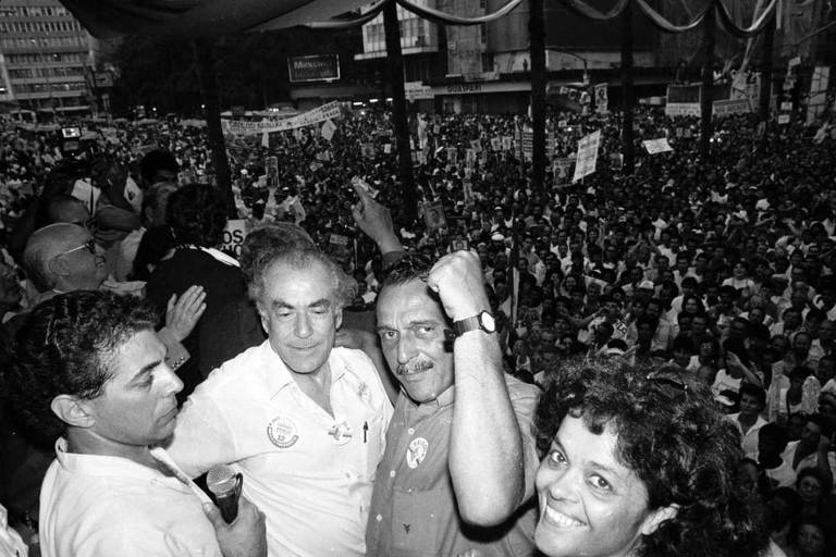 O ex-marido de Dilma, Carlos Araújo (centro), e Leonel Brizola (à esq.) durante comício do PDT em frente à Prefeitura de Porto Alegre, em 1988