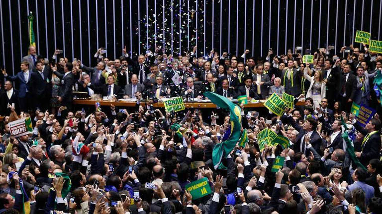 Deputados comemoram a aprovação do processo de impeachment da presidente Dilma na Câmara